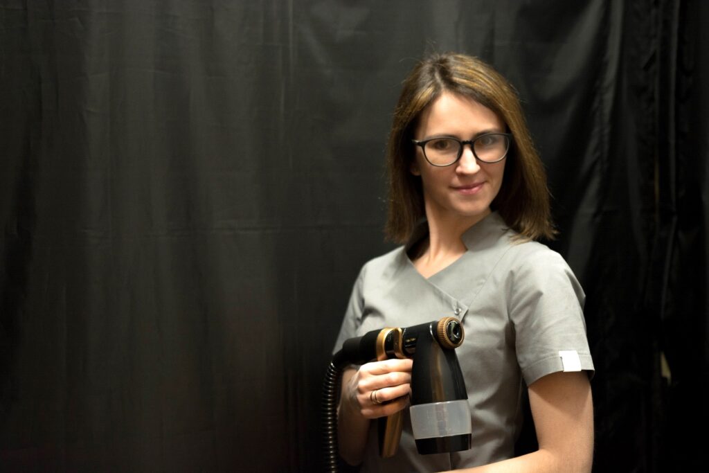 spray tanning at the beauty parlour