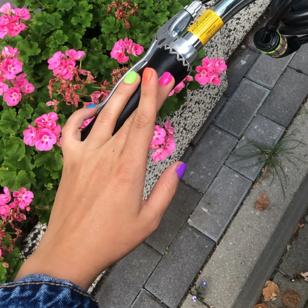 manicure mix kolorów żółty niebieski fiolet różowy i rower