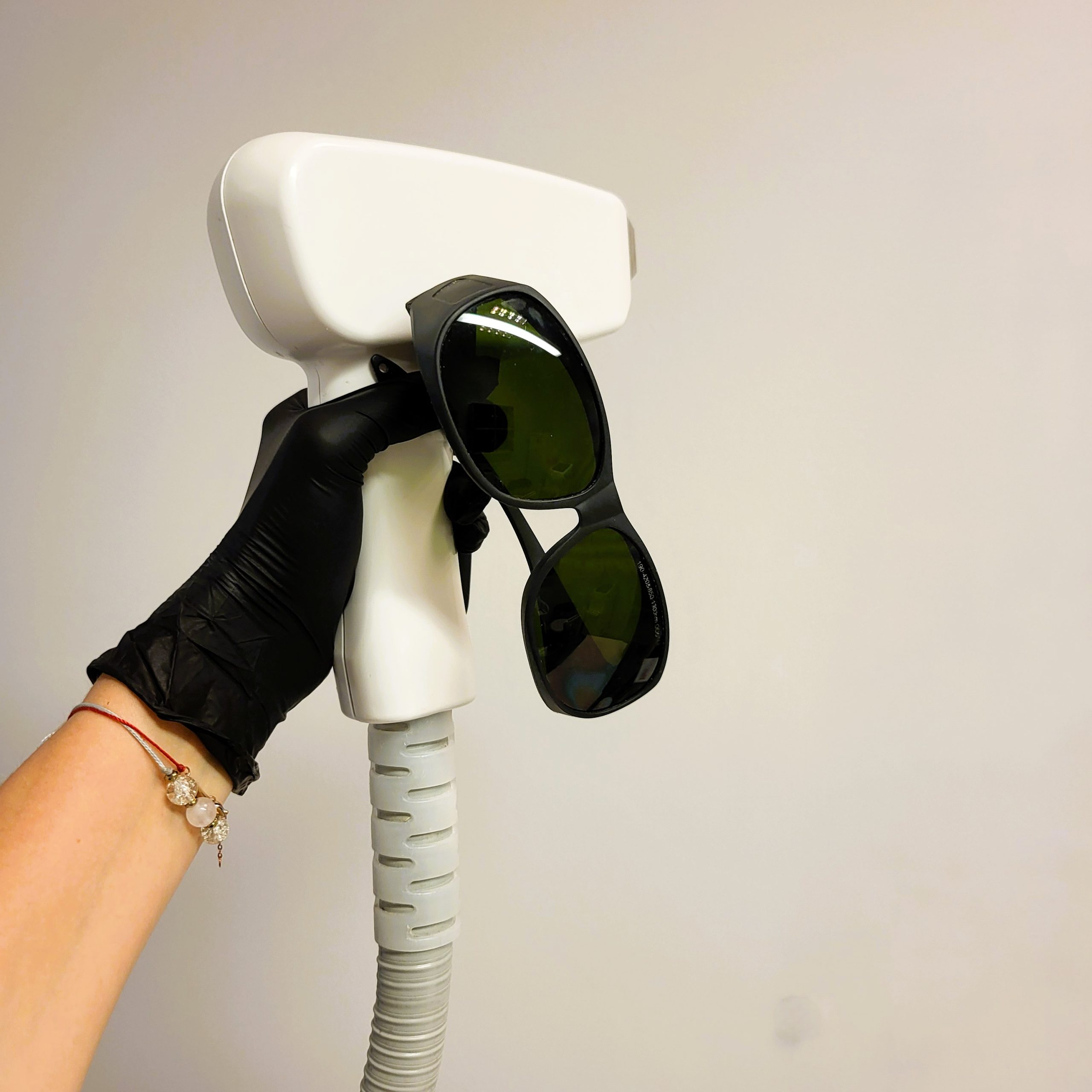 Laserowa depilacja wrażliwych obszarów: jak bezpieczne jest usuwanie włosków z delikatnych stref?