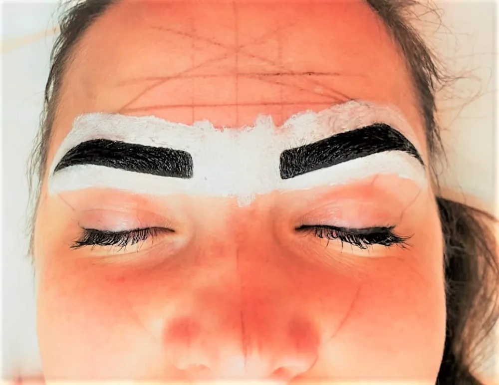 Powdered henna with geometry and brow architecture… just like it’s painted