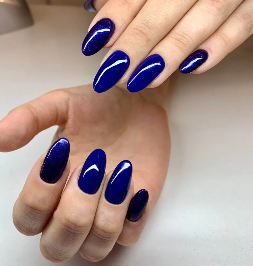 manicure ciemny błękit