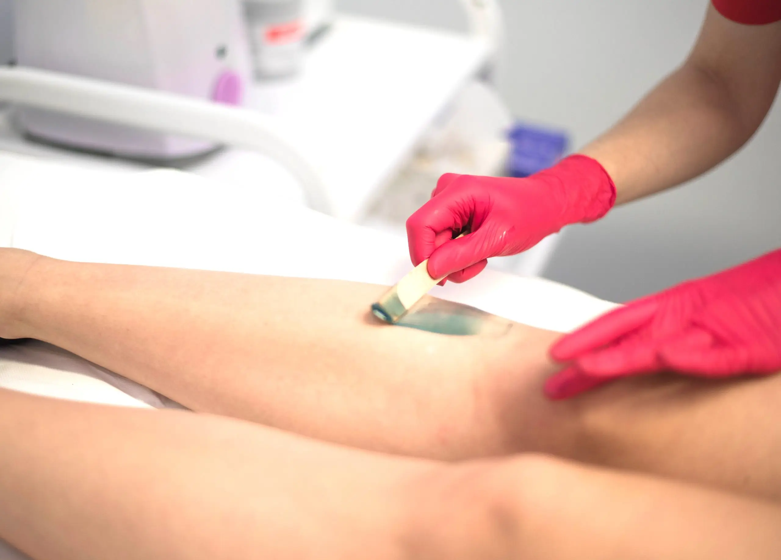 Czy depilacja osłabia włoski? Czy depilacja woskiem lub pastą cukrową zmiękcza owłosienie? Czy depilacja zmienia strukturę włosa?