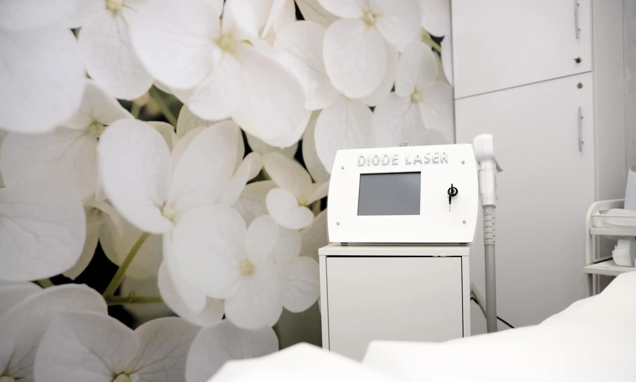 Włókniaki a depilacja – czy włókniaki są przeciwwskazaniem do depilacji woskiem lub laserem?