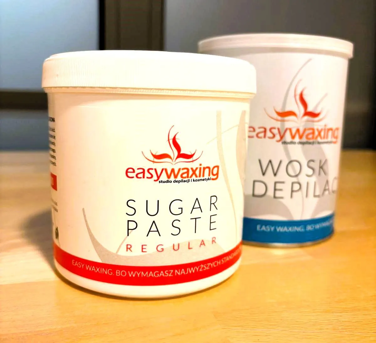 Wosk w puszce czy rolce – co lepsze do salonu a co do domowego użytku?