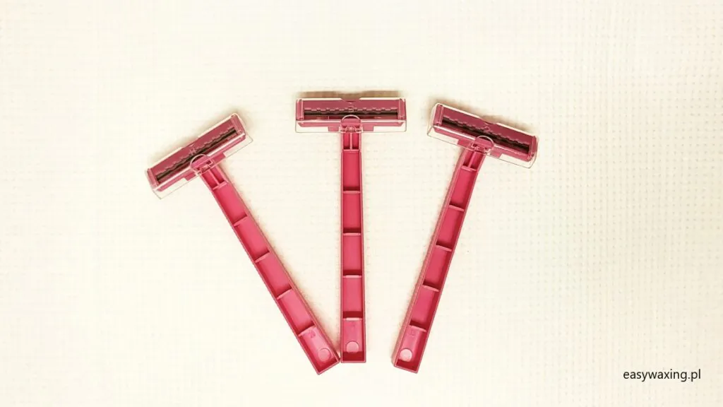 Depilacja bikini maszynką – jak uniknąć zacięć i wrastających włosków? Czy są lepsze metody?